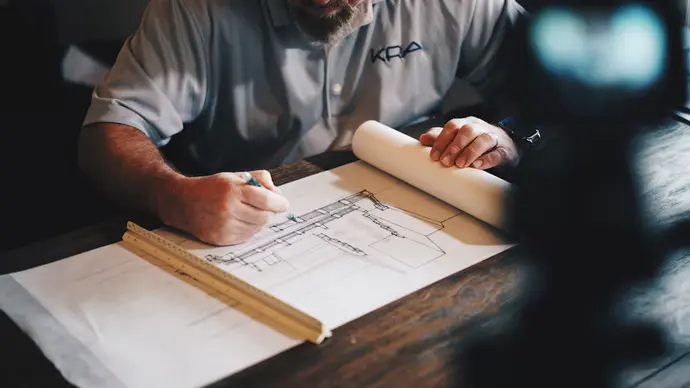 Architekt kreslí projekt na papier